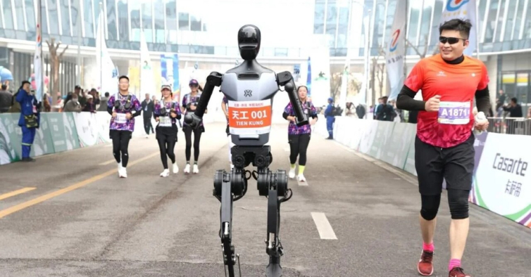 Dezenas de robôs correram a Meia Maratona ao lado de humanos pela primeira vez. Nem tudo correu bem