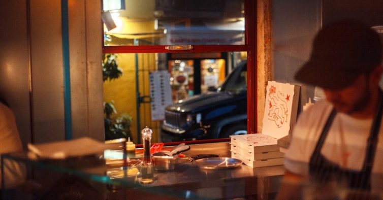Patife. A nova pizzaria de Lisboa onde (quase) tudo se come à mão