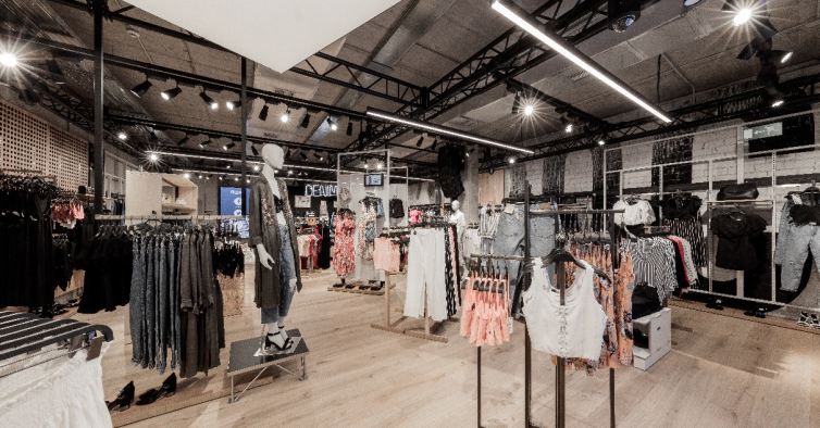 Novo vestido rebelde da Bershka leva-nos para os dias quentes da Califórnia
