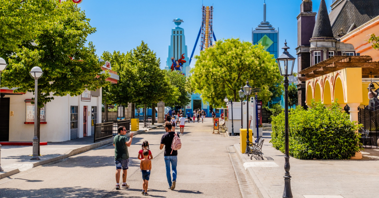 Prepare uma viagem em família. Parque Warner Madrid tem novos espetáculos este verão