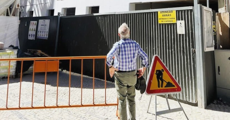 Os velhos nas obras estão por todo o lado. Esta página partilha as melhores imagens