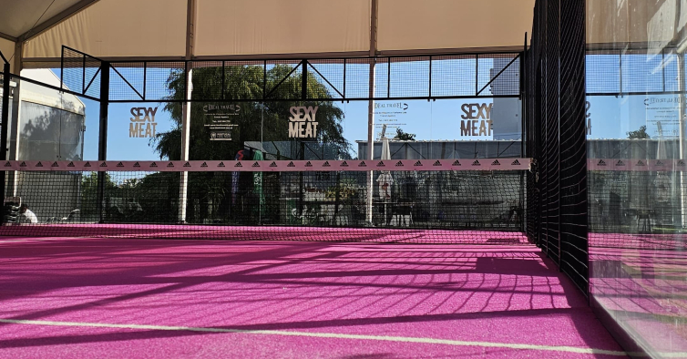 Este campo de padel cor-de-rosa nasceu por uma boa causa (e ajuda muitas outras)