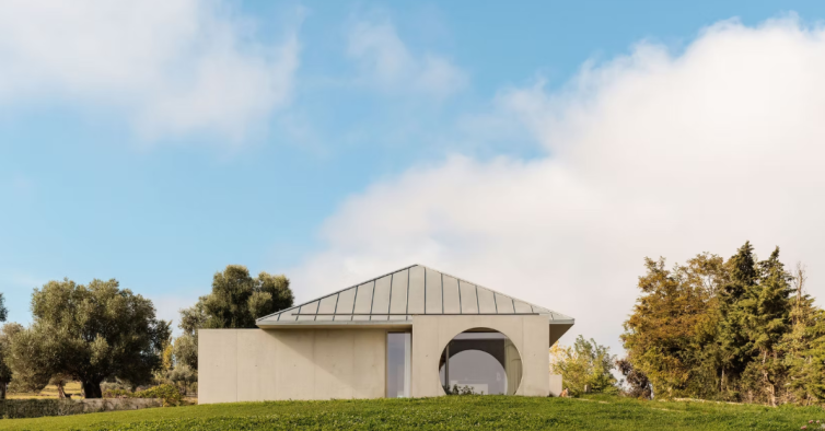 Este arquiteto transformou uma ruína na Arrábida numa casa de sonho para os pais