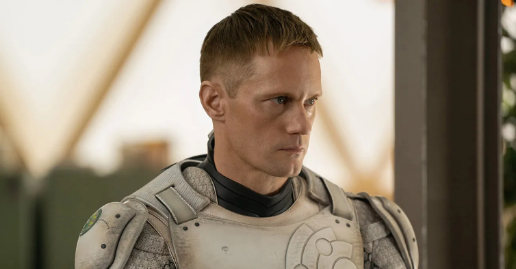 A nova série com uma pontuação perfeita tem Alexander Skarsgård como robô assassino