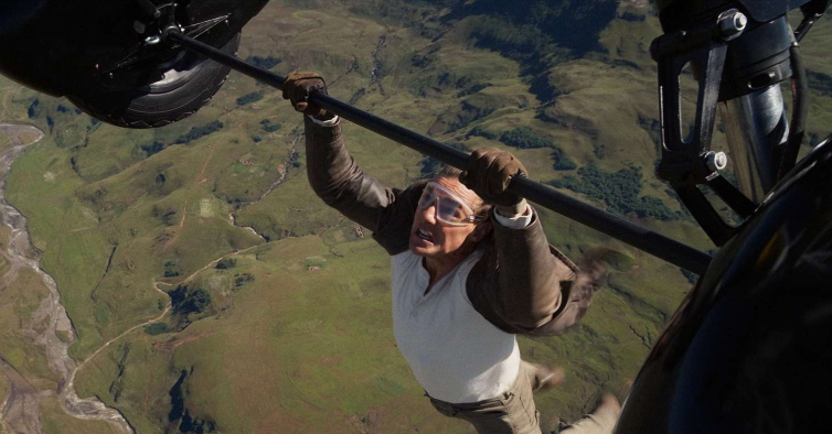 Tom Cruise andou nas asas de um avião para o novo “Missão Impossível”