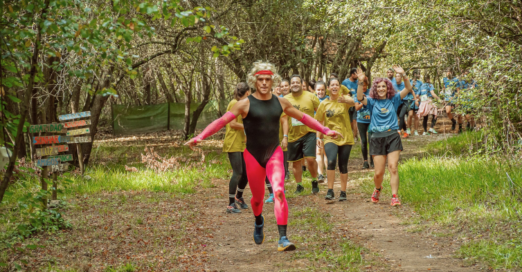 A corrida de obstáculos onde as equipas participam disfarçadas (e acaba com um DJ set)