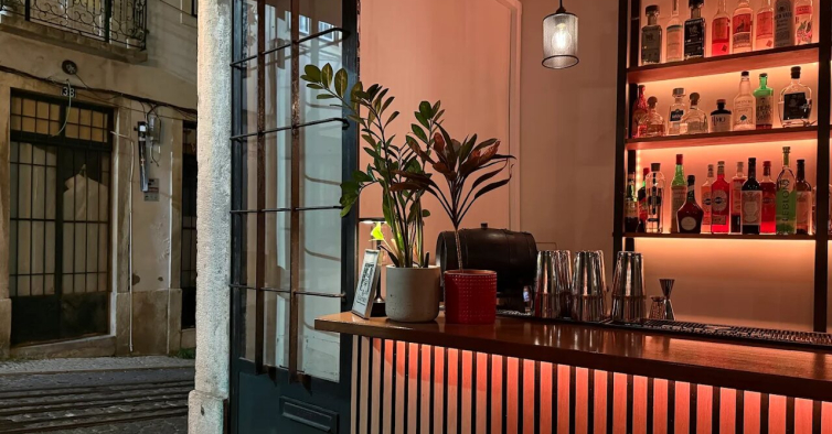 Escritòrio: o novo bar de Lisboa se continua a trabalhar de cocktail na mão