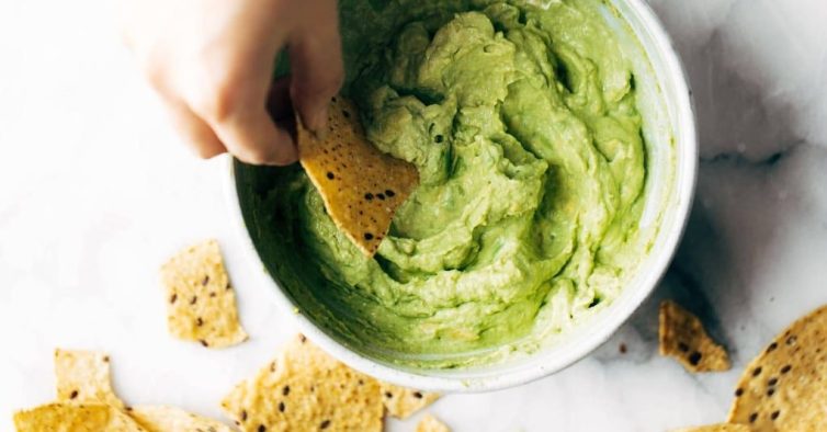 Este guacamole cremoso feito em 10 minutos vai ser o sucesso dos jantares de grupo