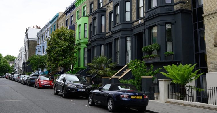 Moradores de Notting Hill pintam as casas de preto para afastar os turistas