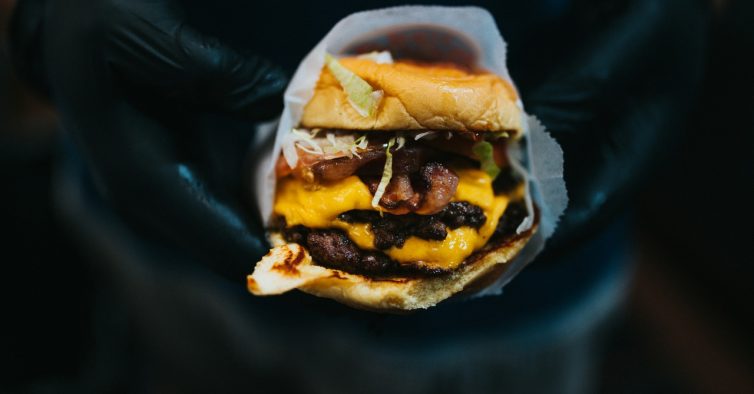 Aprenda a fazer um hambúrguer da moda em casa com a dica de um ex-MasterChef