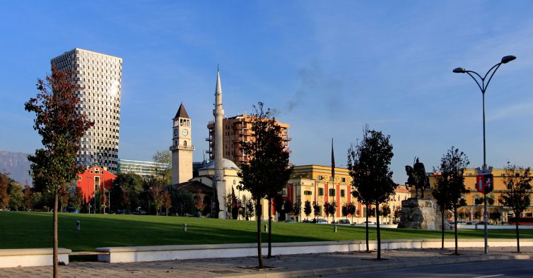 easyjet tem nova rota entre Lisboa e Tirana para quem quer conhecer o destino da moda