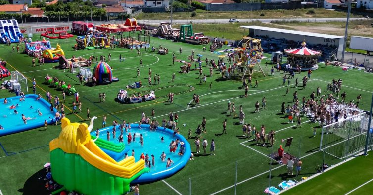 O “maior parque do ano” já abriu em Barcelos. Tem piscinas, carrossel e vários jogos