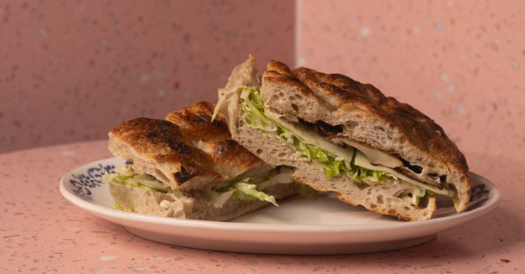 Jezzus: a pizzaria cor-de-rosa agora também entrega pão ao domicílio
