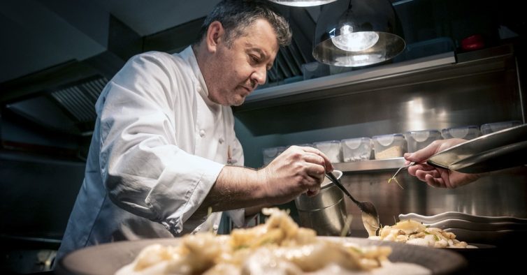 Chefs Michelin vão transformar alheiras e queijos de Mirandela em petiscos de comer à mão