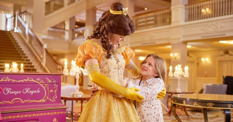Na Disneyland, os abraços duram até que sejam os miúdos a largar as mascotes