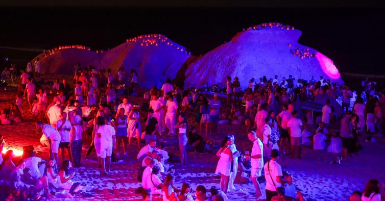Praia da Galé recebe festa Full Moon com concertos e espetáculo de fogo