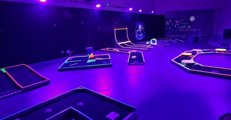 Novo espaço de minigolfe indoor em Leiria parece saído de outra galáxia