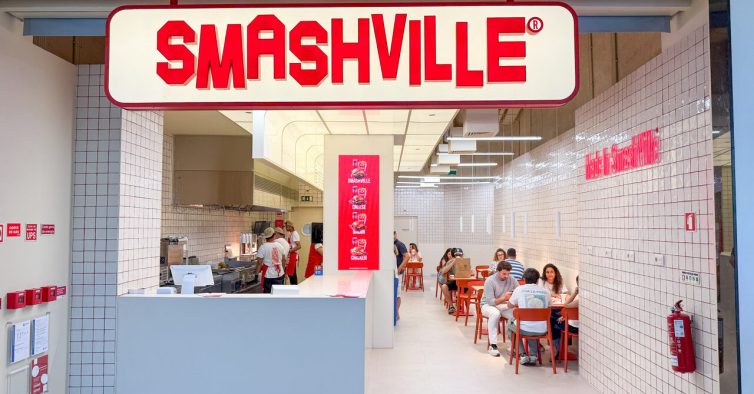 No novo Smashville há uma máquina que permite provar 100 combinações e sabores de Coca-Cola