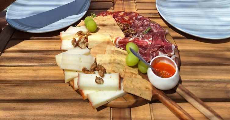 Histórias a Copo. O novo wine bar com petiscos, vinhos e livros para todos os gostos
