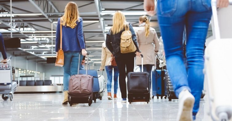 Boas notícias: Ryanair vai permitir bagagem de mão maior sem custos adicionais