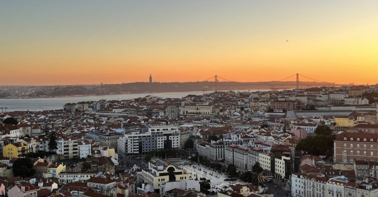 Este percurso leva-o a conhecer os miradouros mais icónicos de Lisboa