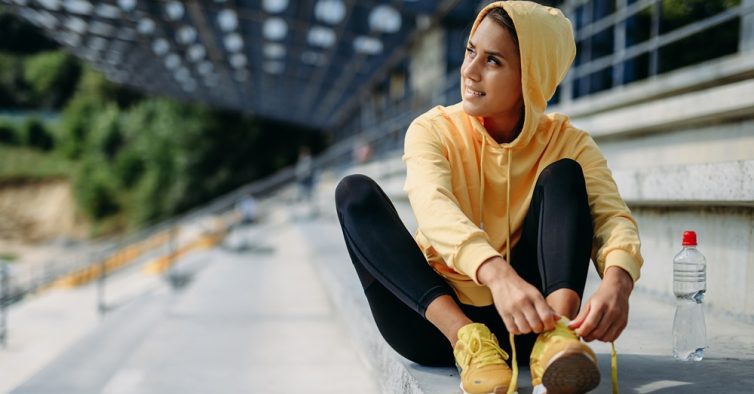 As sapatilhas amarelas da Asics não a deixam passar despercebida nos treinos outdoor
